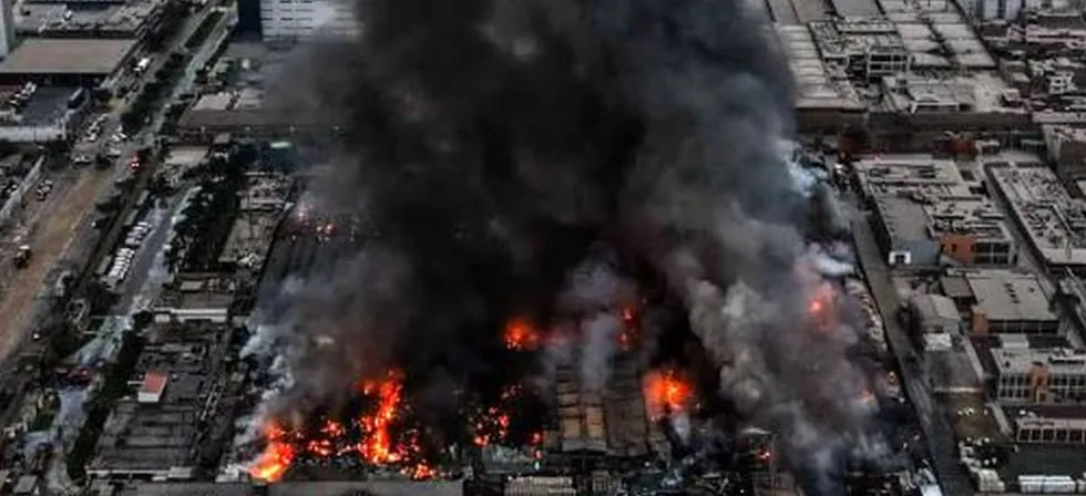 Los Olivos: Incendio de grandes proporciones consume fábrica de cosméticos