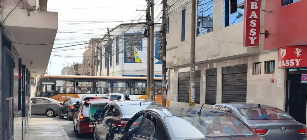 Desfile militar y retorno por Fiestas Patrias complican el tránsito en Lima: cierres en la avenida Brasil y alta congestión afectan a miles de conductores