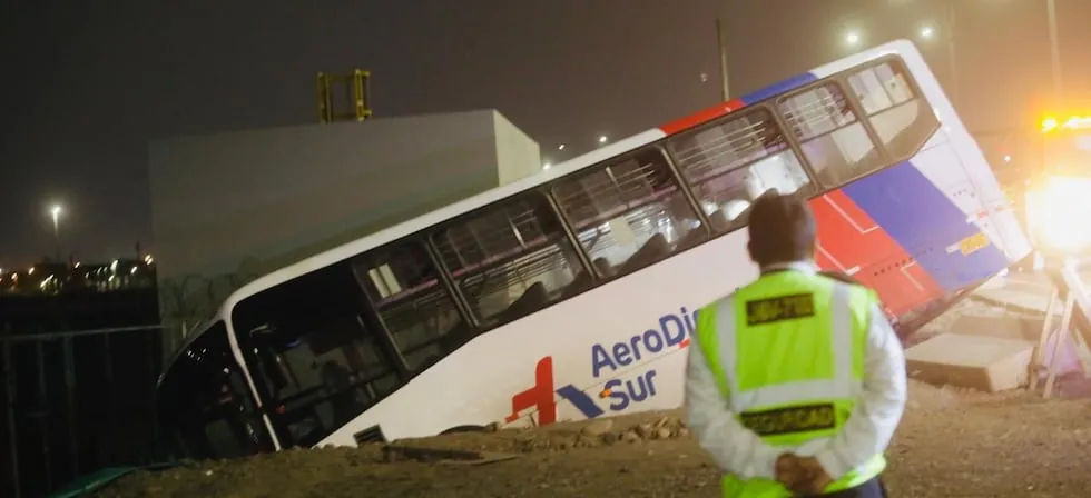 Bus de AeroDirecto Sur se despista en el ingreso al aeropuerto Jorge Chávez y se queda varado a un lado de la pista
