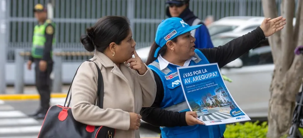 Carril bidireccional del Corredor Azul: pasajeros desorientados, colectiveros invadiendo Av. Arequipa y tráfico en vías alternas
