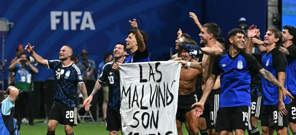 “Las Malvinas son Argentinas”: Reino Unido reacciona a pancarta en semifinal, ¿qué dirá la FIFA?