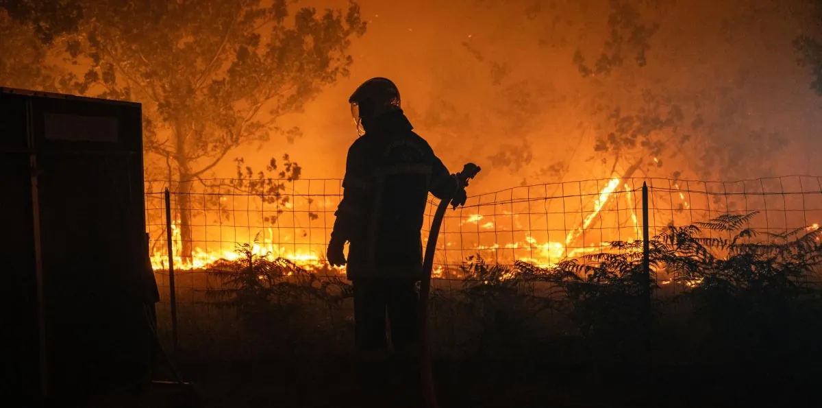 España declara emergencia nacional por incendios forestales; 44 000 evacuados en Francia por el fuego