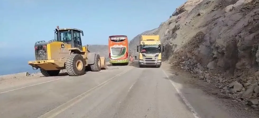 Derrumbe en la Panamericana Sur: MTC restablece el tránsito en tramo afectado de Arequipa
