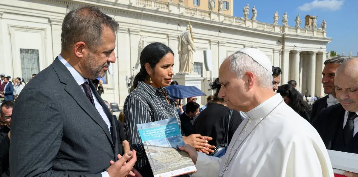 Científicos entregan al papa León XIV evidencias de impacto de minería ilegal en Amazonía