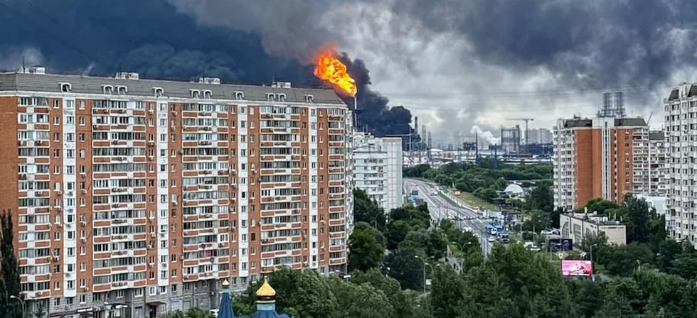 Masivo ataque ucraniano contra Moscú deja heridos e incendia instalaciones industriales