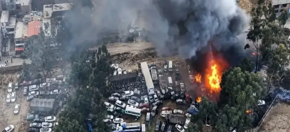 Huancayo: más de 100 vehículos quedaron quemados tras incendio en depósito de la PNP