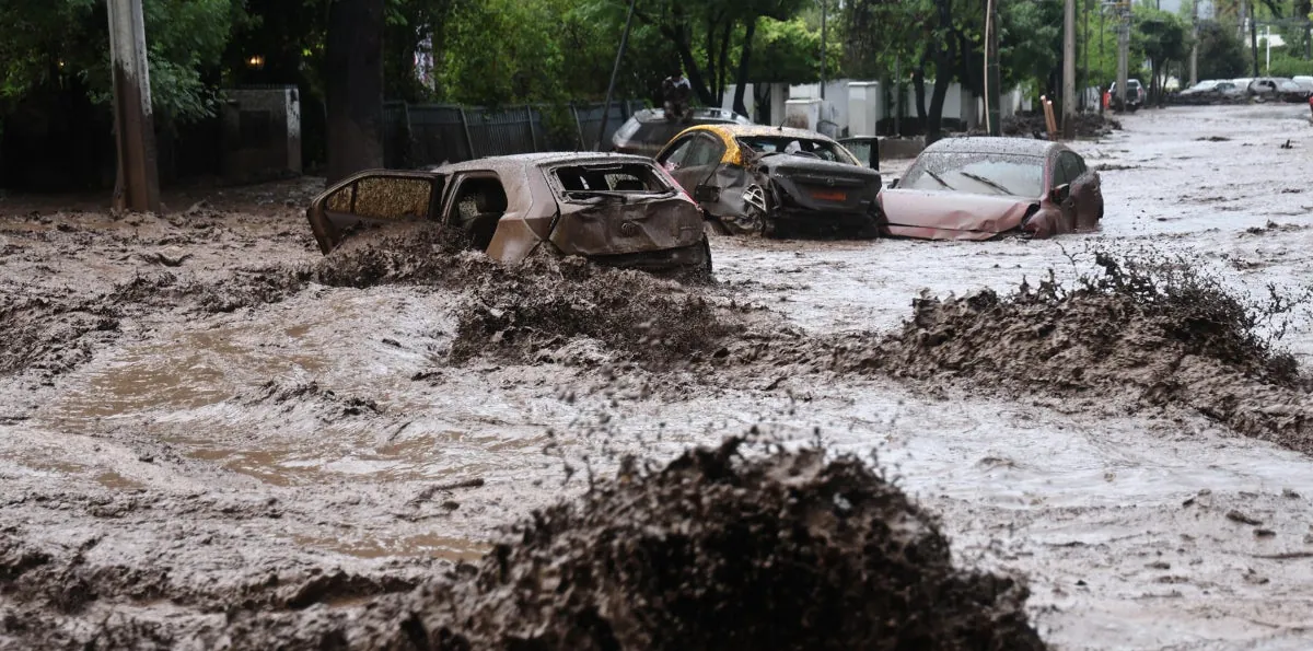 Chile: declaran alerta roja en 10 comunas de la zona precordillera de Santiago tras aluvión