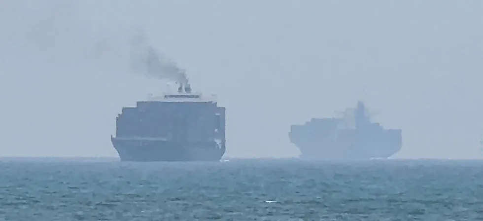 Emiratos Árabes Unidos afirma que Irán atacó dos barcos en estrecho de Ormuz y causó un muerto