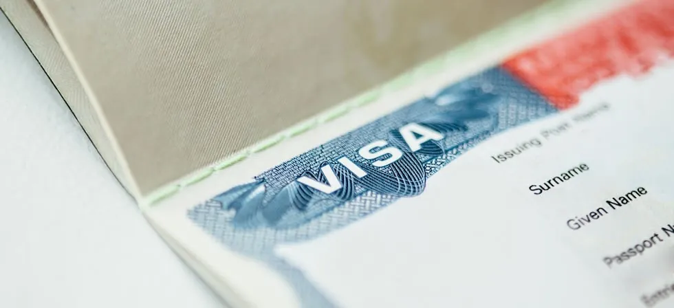 Estados Unidos planea retirar miles de visas de trabajo o negocios a solicitantes de asilo