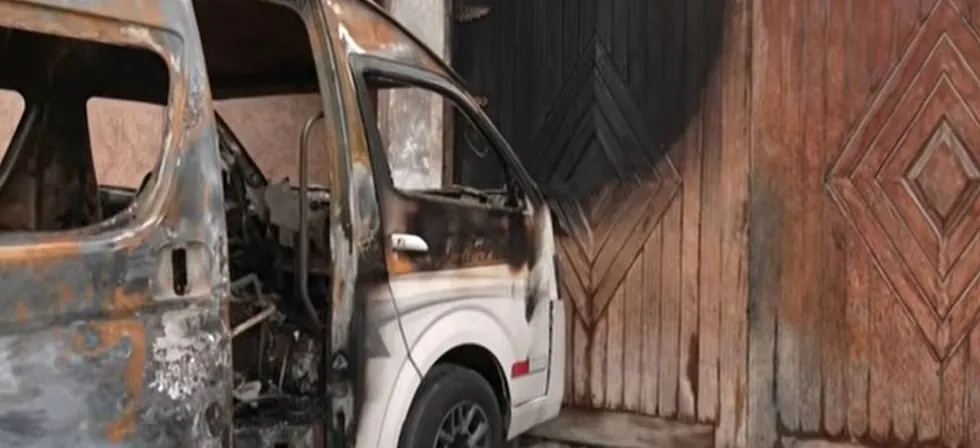 Ataque en el Callao: Delincuentes queman combi estacionada frente a la casa de su dueño