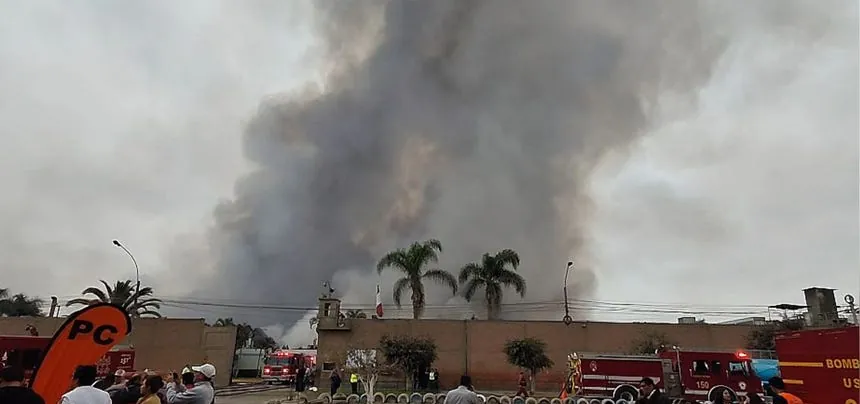“Ya lo tenemos contenido”: bomberos confinan incendio desatado en fábrica de cosméticos de Los Olivos