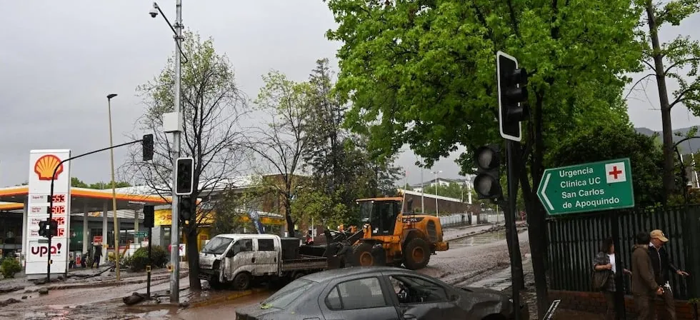 Aluvión en Chile arrastra vehículos en zona residencial de Las Condes | VIDEOS