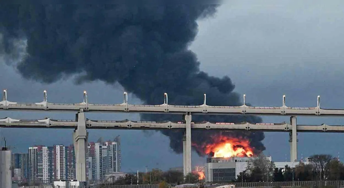 Ucrania lanza uno de sus mayores ataques con drones contra San Petersburgo y provoca incendios en terminales petroleras rusas