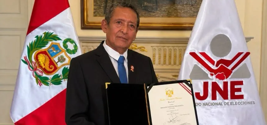 JNE entrega credencial de senador a Absalón Vásquez tras renuncia de Rafael López Aliaga al cargo