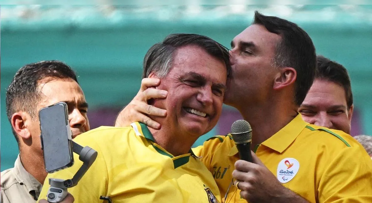Jair Bolsonaro celebra la ventaja de su hijo Flávio frente a Lula antes de la segunda vuelta en Brasil