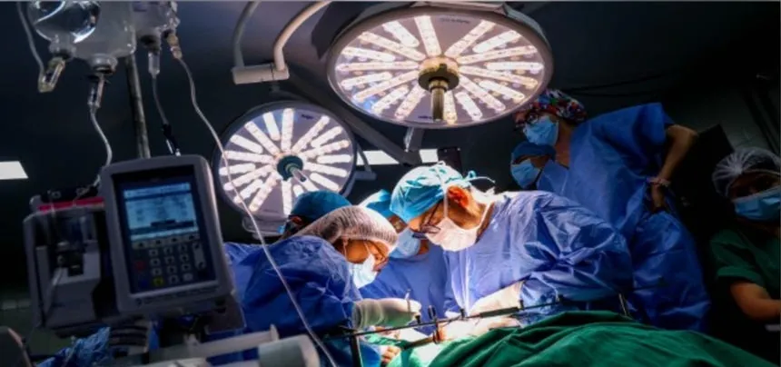 Médicos del hospital Rebagliati extirpan con éxito un tumor de páncreas a paciente que nació con órganos invertidos