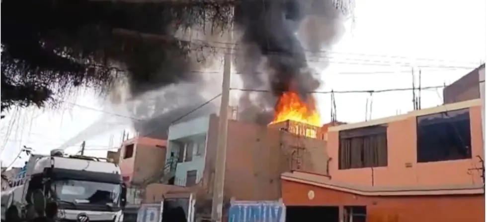 Ate: bomberos atienden incendio en un almacén en zona residencial