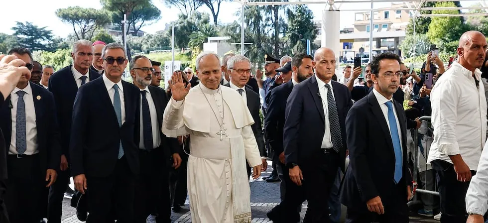 El papa León XIV entró caminando al hospital Gemelli acompañado de sus secretarios y médico personal