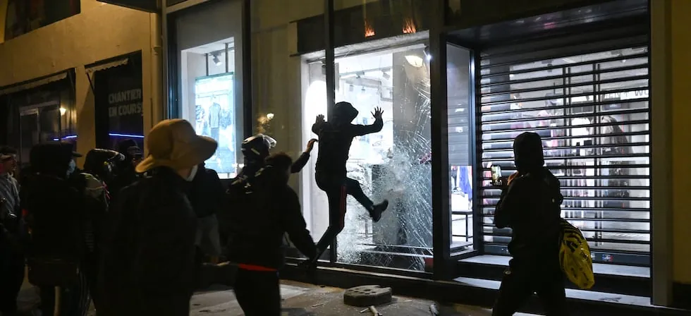 París despliega una unidad especializada ante nuevos saqueos y Macron condena la violencia