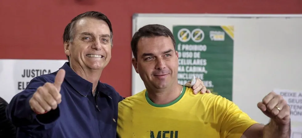 Flávio Bolsonaro pretende que su padre le ponga banda presidencial si gana segunda vuelta en Brasil