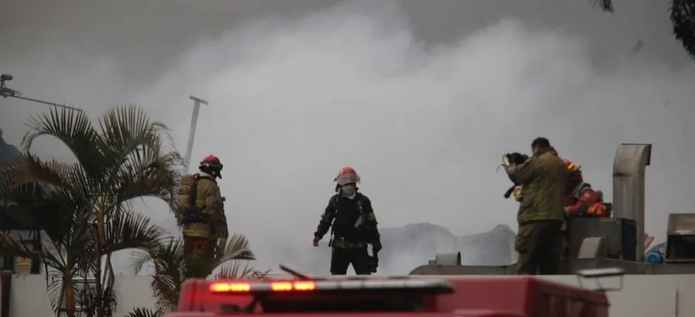 Los Olivos: Bomberos estiman que extinción del incendio en fábrica podría tardar hasta tres días