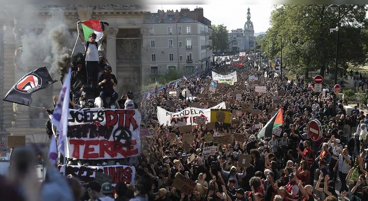 Más de 250.000 personas marchan por toda Francia contra los recortes educativos y la violencia policial