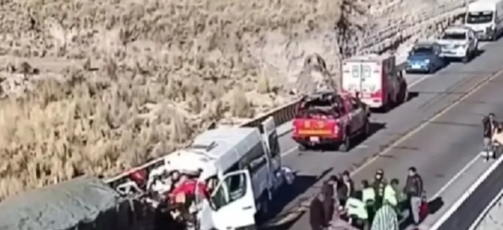 Tragedia en Cusco: reportan la muerte de 13 personas tras choque de una miniván con un tráiler
