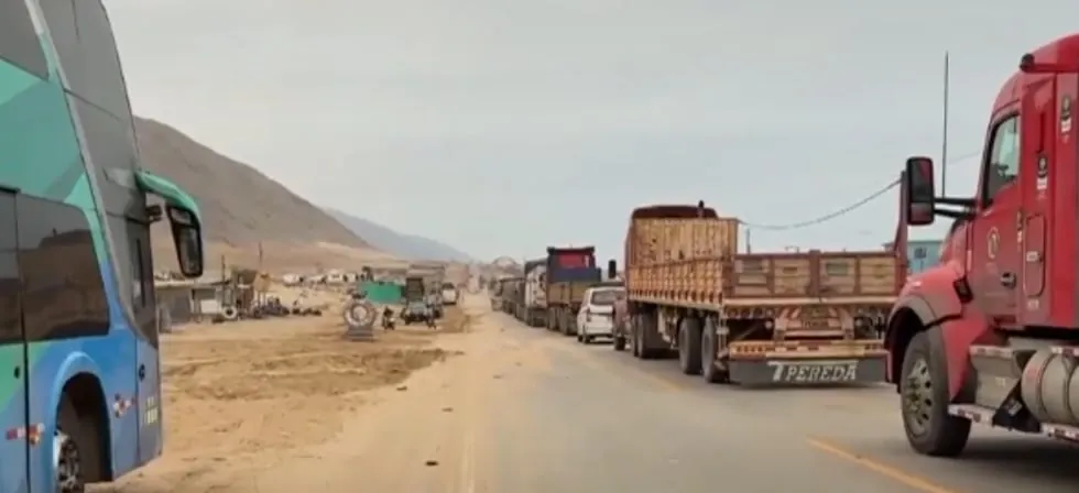 Arequipa: choque de dos vehículos de carga pesada bloquea la Panamericana Sur y genera larga fila