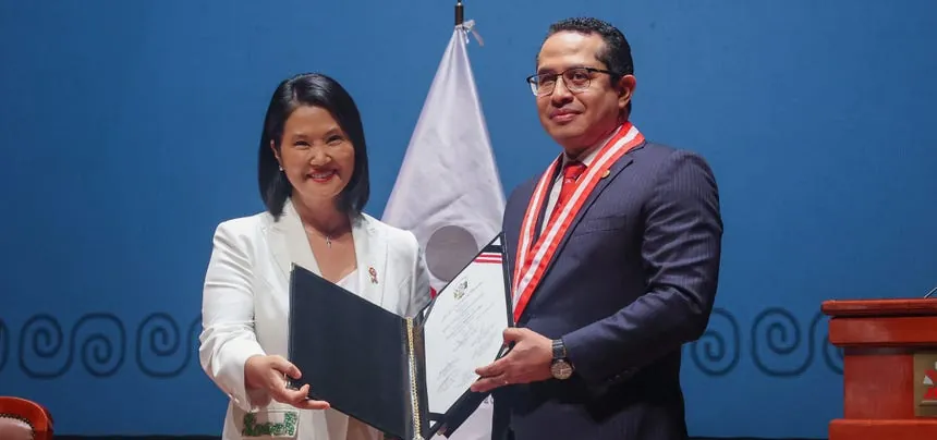 Keiko Fujimori recibió las credenciales como presidenta de la República por parte del JNE