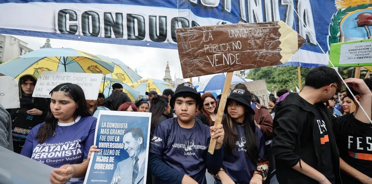 Universitarios reclaman fondos adeudados por Javier Milei en masiva marcha: "Que cumpla la ley"
