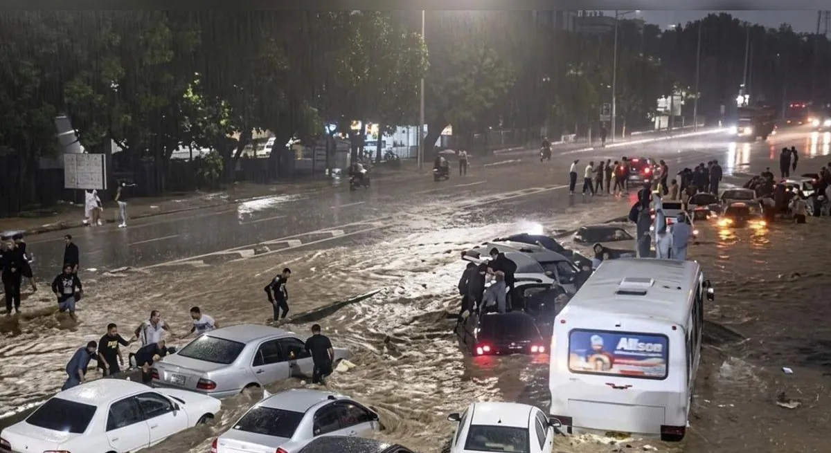 Las lluvias en Venezuela desbordan el río Guaire y dejan vehículos atrapados en las avenidas de Caracas
