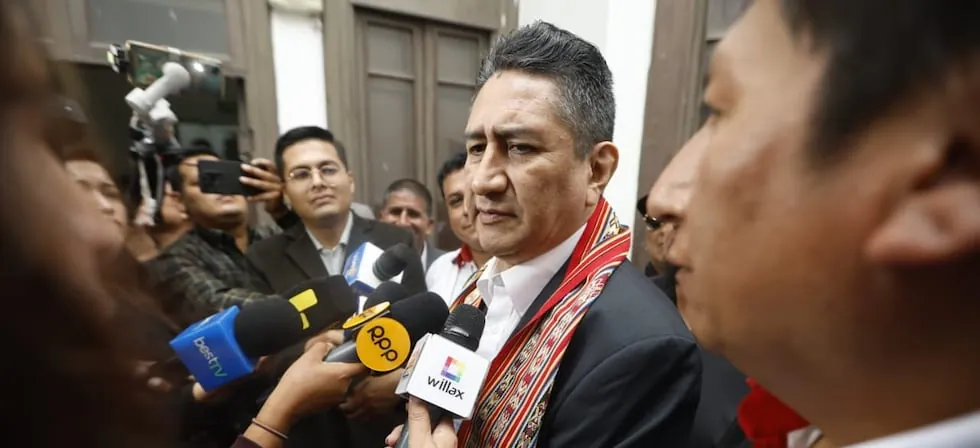 Vladimir Cerrón reaparece en evento de Perú Libre: “Siempre he permanecido en territorio peruano”