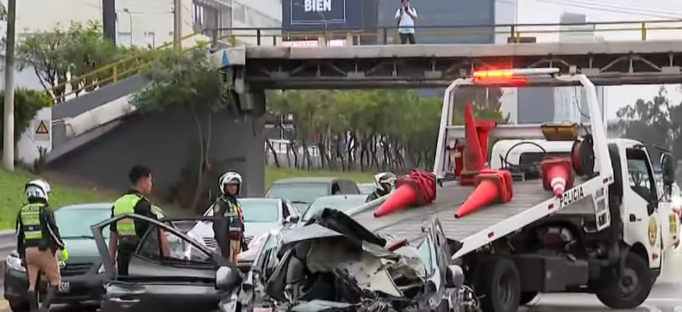 Vía Expresa: Pareja queda herida tras el despiste y choque de su auto contra guardavías