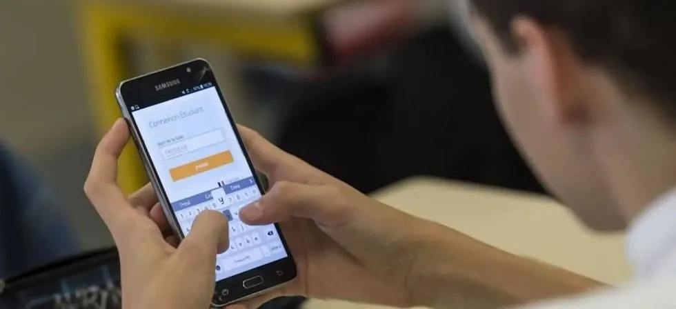 Ministerio de Educación formaliza la restricción de celulares en colegios públicos y privados de todo el país