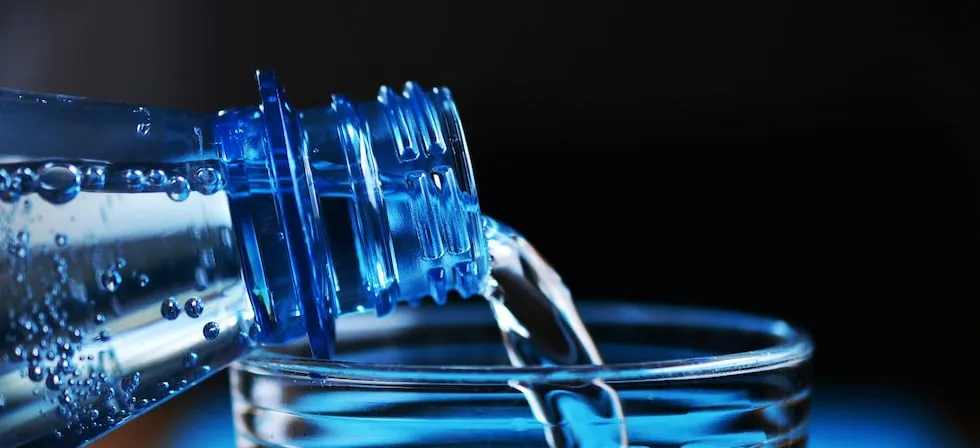 Agua embotellada bajo alerta: qué es Pseudomonas aeruginosa, la bacteria detectada que puede resistir a los antibióticos