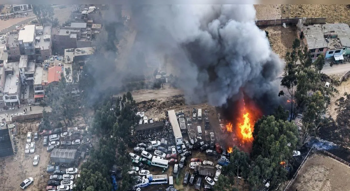 Voraz incendio en depósito de la PNP deja más de 100 vehículos quemados en El Tambo, Huancayo