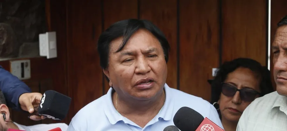 Secretario del SUTEP defiende ley que otorga pensión a los maestros y cuestiona al ministro de Economía, Elmer Cuba