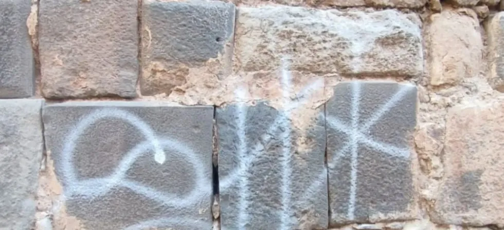 Detienen a dos jóvenes por realizar pintas en muro inca del Aqlla Wasi en el centro histórico del Cusco