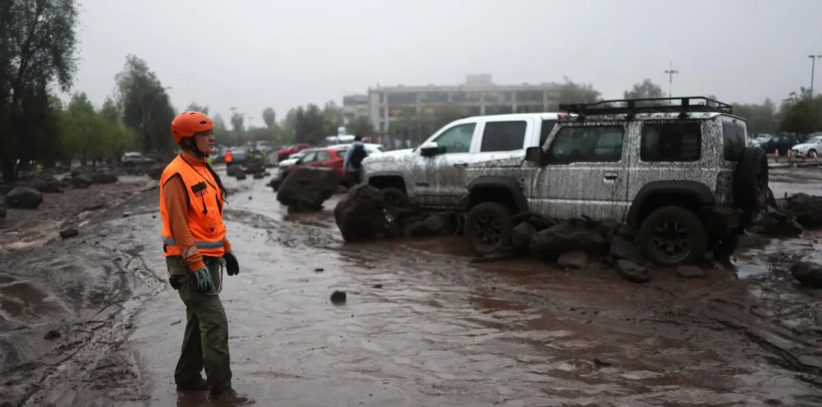 Kast decreta estado de catástrofe en zona este de Santiago arrasada por torrente de agua