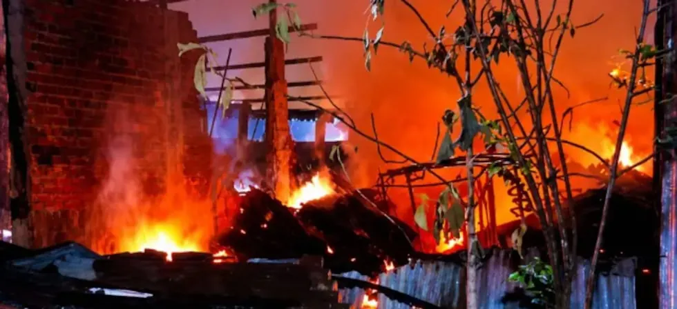 Ate: incendio consume un depósito clandestino de madera