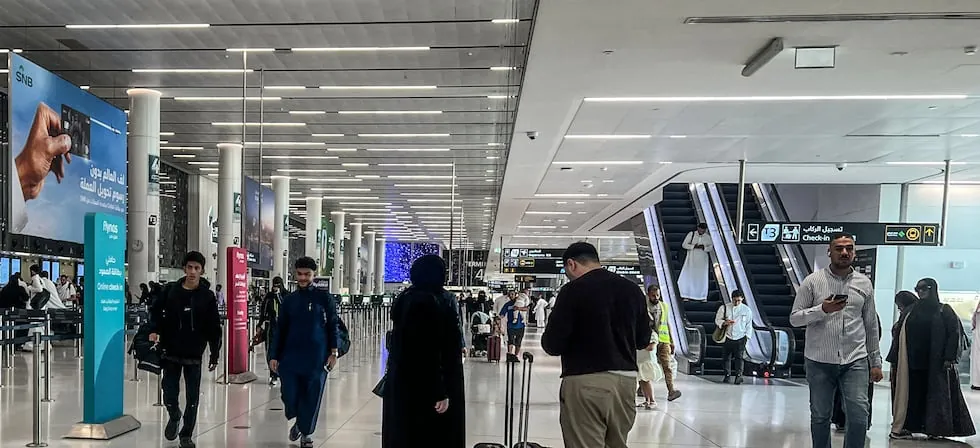 Un proyectil impacta contra la Terminal 4 del aeropuerto internacional de Riad y se desata un incendio