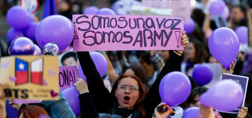 Seguidores de BTS protestan contra suspensión de conciertos en Chile: "¡Es muy injusto!"