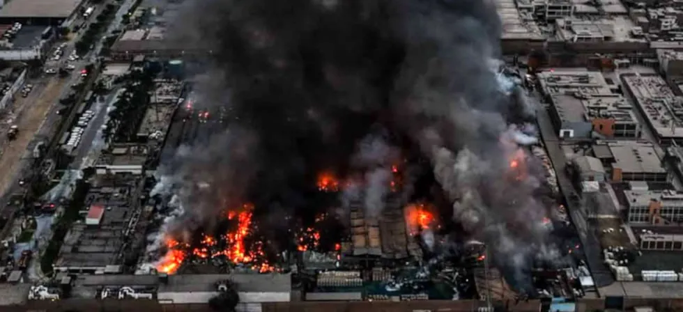 Incendio en Los Olivos de grandes proporciones consume fábrica de cosméticos