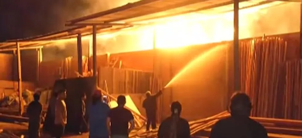 Ate: presuntos extorsionadores incendian casas prefabricadas