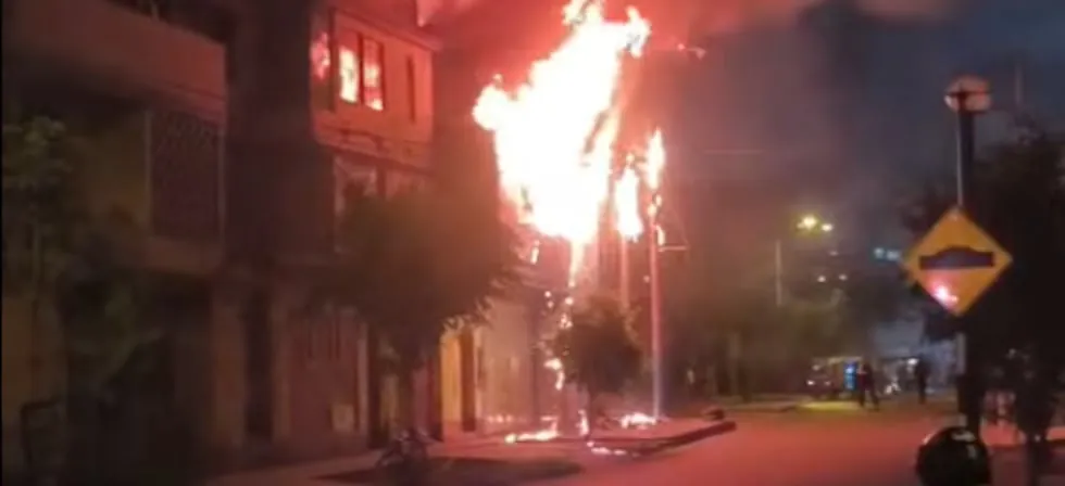 El Agustino: Incendio consume templo evangélico sin dejar heridos ni víctimas