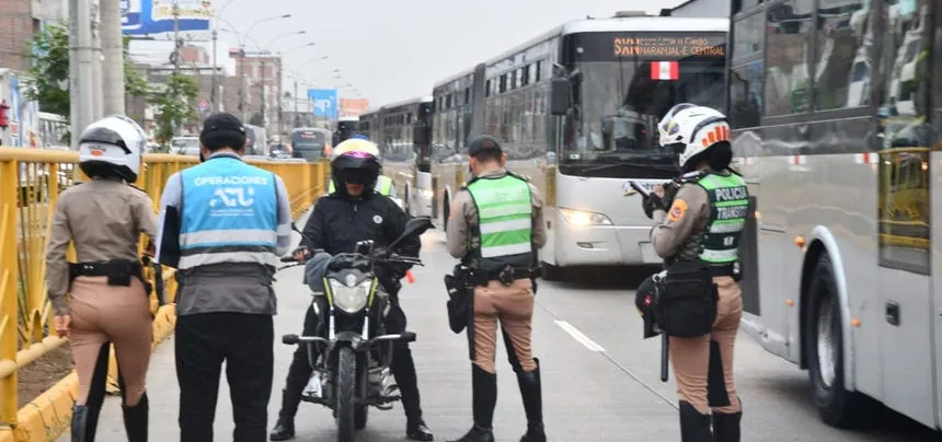 PNP y ATU impusieron 346 papeletas a conductores por invadir vía exclusiva del Metropolitano