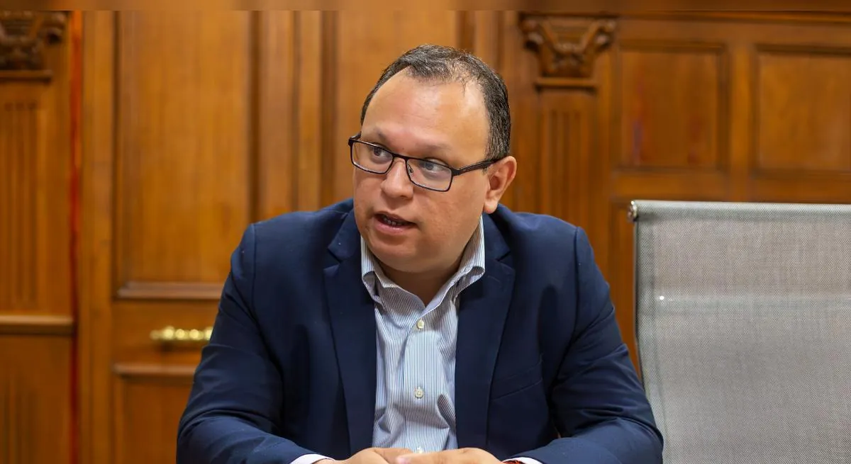 Marco Vinelli solicita al Gobierno de Balcázar suspender designaciones durante proceso de transferencia