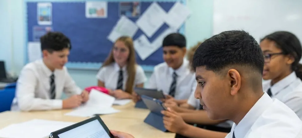 Restringen uso de celulares en colegios: solo en excepciones los alumnos podrán usarlos