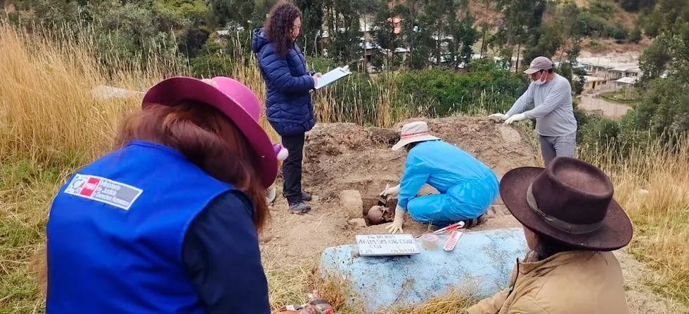 Fiscalía exhuma restos de cinco comuneros asesinados por Sendero Luminoso en 1984 en Ayacucho