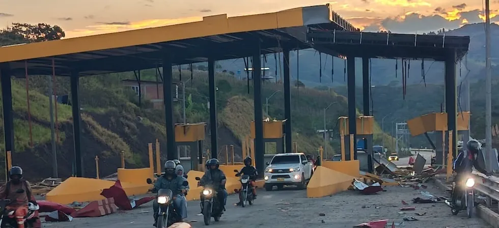 Explotan peaje en Colombia, un día después de la toma de mando de De la Espriella